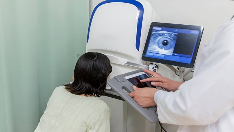 Cornea specialist Abu Dhabi examining patient's eye for corneal disease