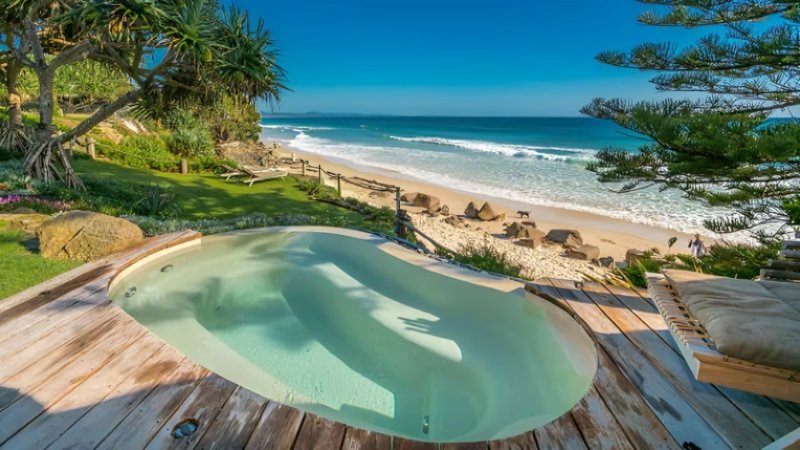 Beachfront holiday homes Byron Bay overlooking the coast